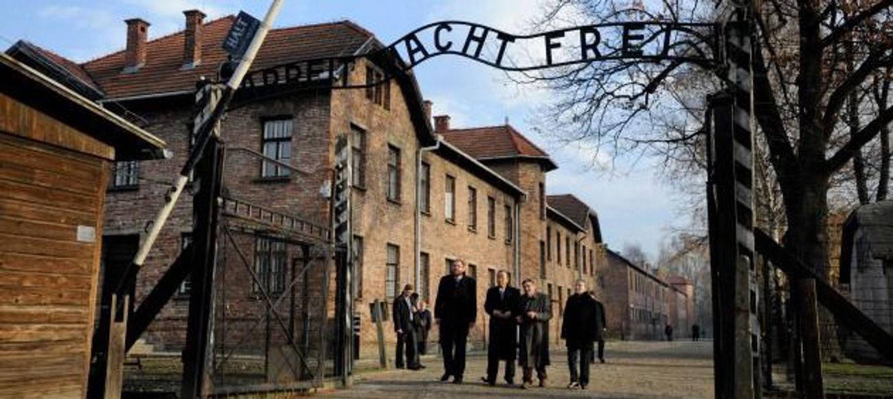 FOTO. Muzeul Auschwitz emite un avertisment după ce a identificat o fotografie „nerespectuoasă” a unui turist
