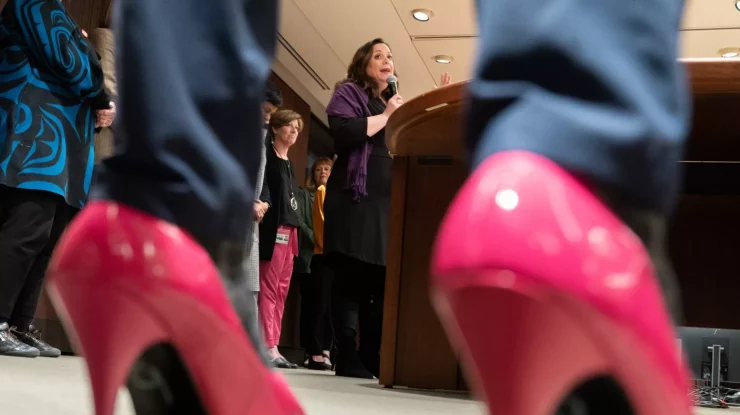 VIDEO. Controverse și polemici după ce mai mulți politicieni au defilat în tocuri roz. Gestul s-a dorit a fi o condamnare a violenței împotriva femeilor