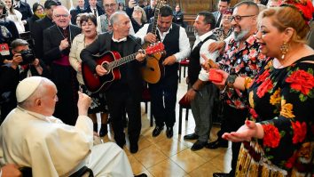 Papa Francisc s-a întâlnit cu refugiații ucraineni din Ungaria: „Un viitor diferit este posibil”