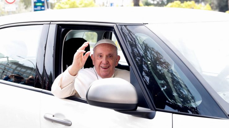 Papa Francisc va conduce slujbele din Duminica Floriilor, la o zi după ce a părăsit spitalul