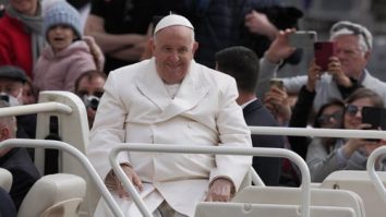 Papa Francisc părăsește spitalul, glumind cu personalul medical: „Nu m-am speriat, sunt încă în viață”