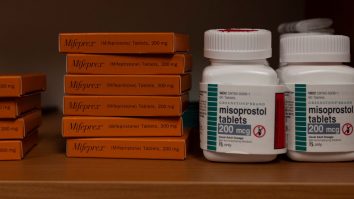 Curtea Supremă a SUA prelungește cu două zile blocarea restricțiilor pentru pilula de avort mifepristona