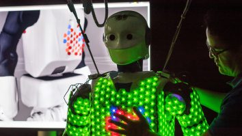 E-skin. Oamenii de știință chinezi au dezvoltat pielea pentru roboți care se poate vindeca singură