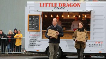 FOTO. Kate Middleton și Prințul William și-au asumat un nou rol și au livrat pizza. Cum au fost surprinși cei doi