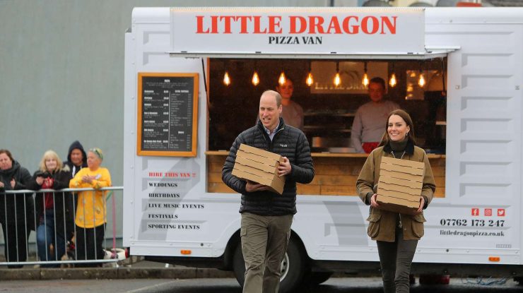 FOTO. Kate Middleton și Prințul William și-au asumat un nou rol și au livrat pizza. Cum au fost surprinși cei doi