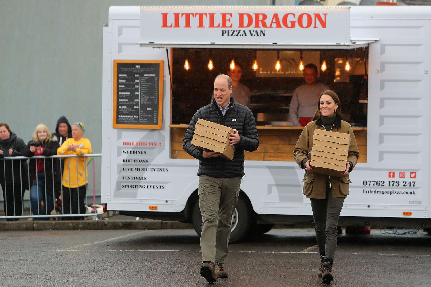 FOTO. Kate Middleton și Prințul William și-au asumat un nou rol și au livrat pizza. Cum au fost surprinși cei doi