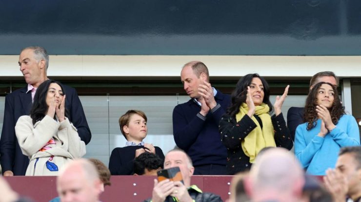 Prințul William și Prințul George, surprinși împreună la un meci de fotbal. Cei doi au purtat ținute identice