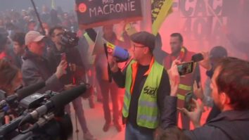 FOTO. Protestatarii francezi invadează clădirea Euronext în semn de furie față de legea pensiilor