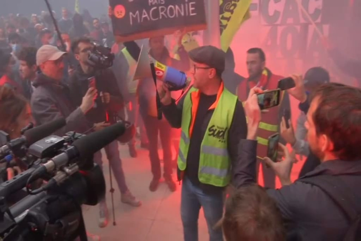FOTO. Protestatarii francezi invadează clădirea Euronext în semn de furie față de legea pensiilor