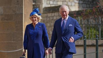 Regele Charles a salutat lumea prezentă la Windsor, în timp ce Familia Regală se adună pentru slujba de Paște