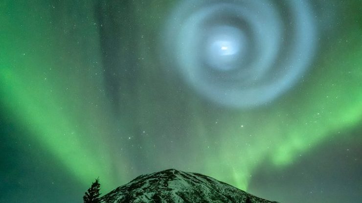 FOTO. Eveniment rar în Alaska. O spirală albastră s-a format în același timp cu aurora boreală