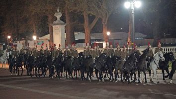 FOTO. În toiul nopții, sute de militari au defilat pe străzile Londrei la prima repetiție pentru încoronarea Regelui Charles al III-lea