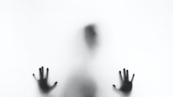 O femeie spune că soțul ei s-a sinucis după ce a purtat un dialog cu AI: „Fără acele conversații cu chatbot-ul, soțul meu ar fi încă aici”