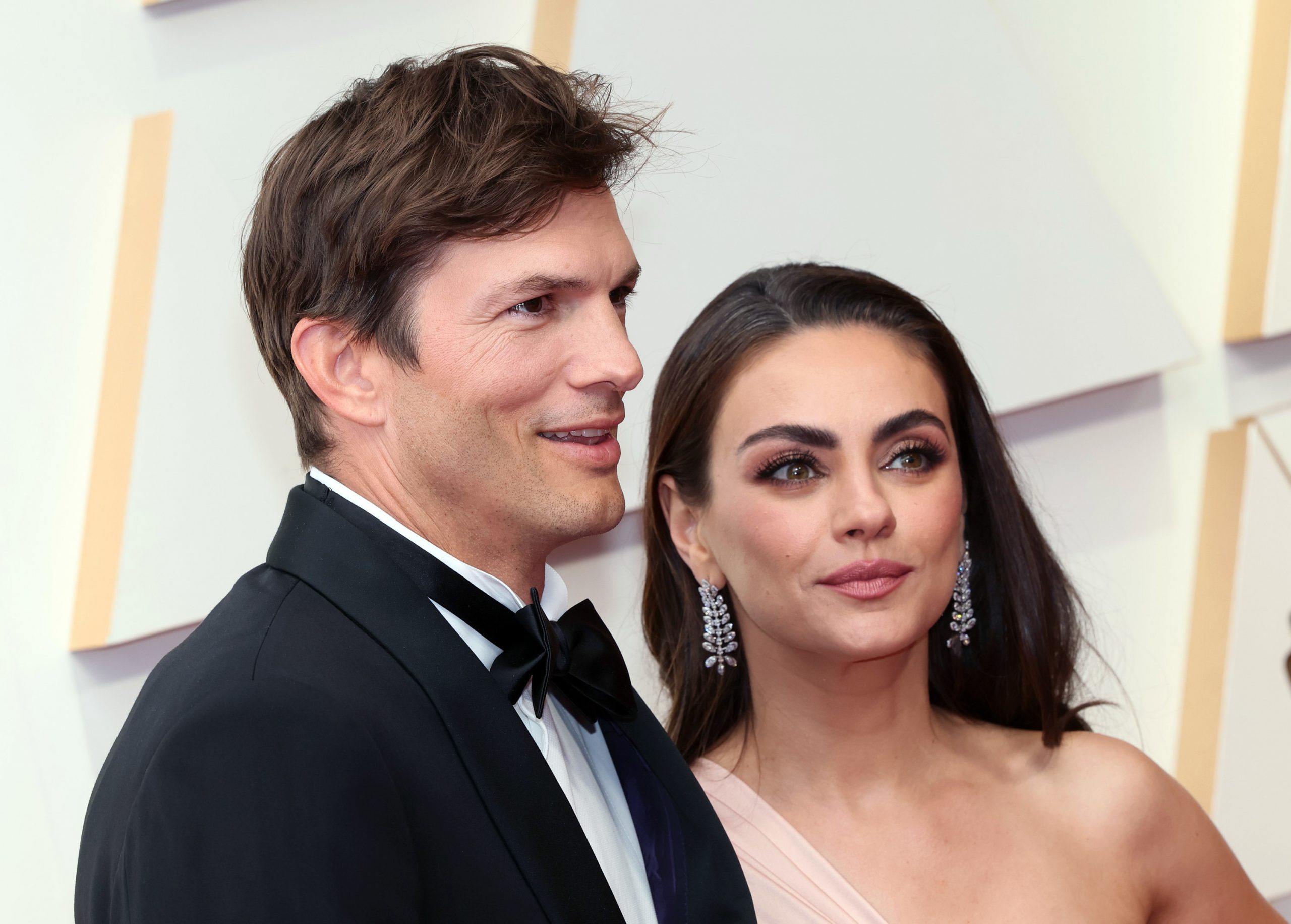 Ashton Kutcher și Mila Kunis spun că nu vor să lase copiilor moștenire. Ce avere are cuplul