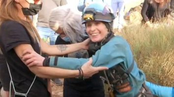 FOTO|VIDEO. O atletă a ieșit la suprafață după 500 de zile într-o peșteră. A pierdut noțiunea timpului și a început să aibă „halucinații”