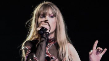 Taylor Swift dezvăluie de ce avea o rană pe mână în timp ce cânta în Houston. Fanii erau îngrijorați după ce au observat detaliul