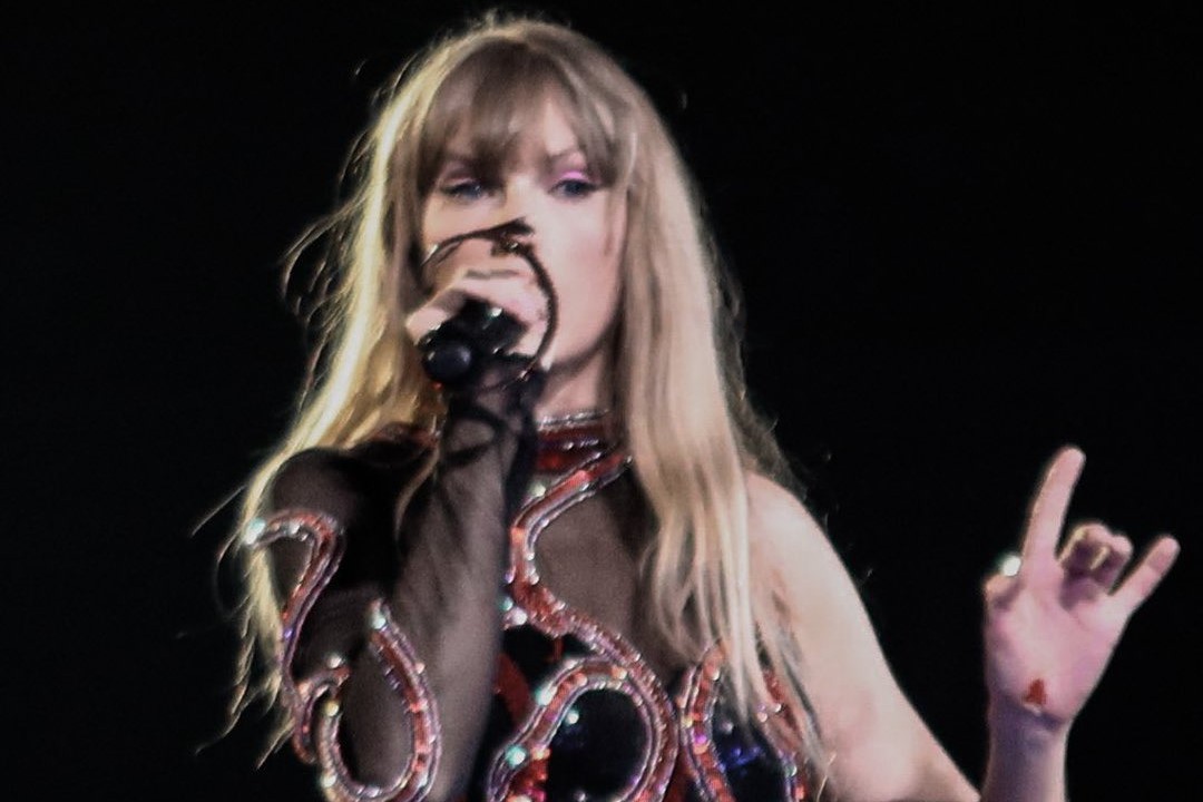 Taylor Swift dezvăluie de ce avea o rană pe mână în timp ce cânta în Houston. Fanii erau îngrijorați după ce au observat detaliul