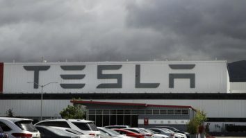 Tesla, obligată să plătească 3,2 milioane de dolari daune unui fost angajat de culoare. Acuzațiile aduse companiei
