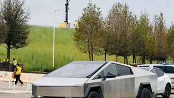 VIDEO. O Tesla Cybertruck, surprinsă pe drumurile publice în manevre bizare