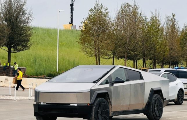 VIDEO. O Tesla Cybertruck, surprinsă pe drumurile publice în manevre bizare