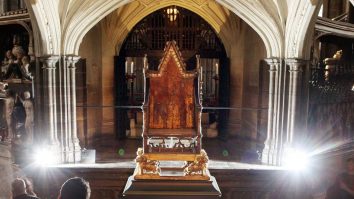 FOTO. Istoria tronului pe care se va așeza Regele Charles al III-lea la ceremonia de încoronare. Ce origini și decorații are