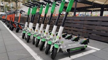 Parisul votează dacă va interzice sau nu închirierea de trotinete electrice în tot orașul