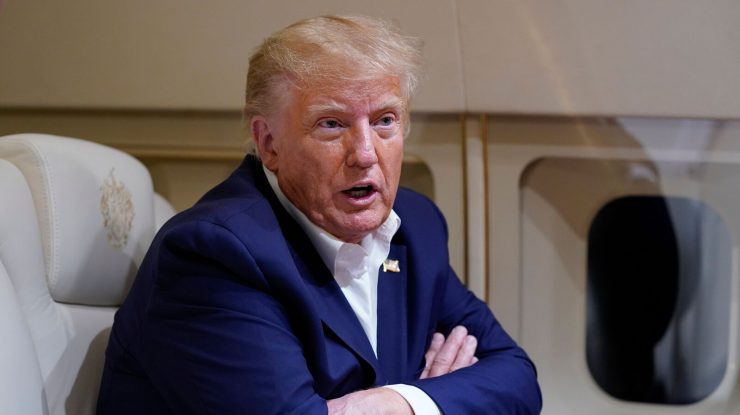 Donald Trump a ajuns la New York. Fostul președinte american va fi pus oficial sub acuzare