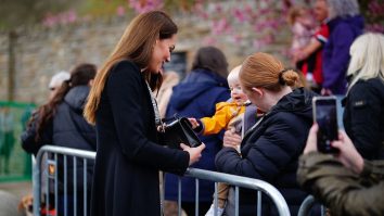 VIDEO. Momentul în care un copil îi „fură” lui Kate Middleton geanta de 845 de dolari. Reacția ducesei
