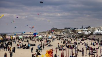 A confundat frâna cu accelerația. Un șofer de 76 de ani a intrat cu mașina în mulțimea adunată la un festival