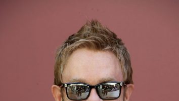 FOTO. Elton John are o sosie. Cei doi suferă de aceeași boală