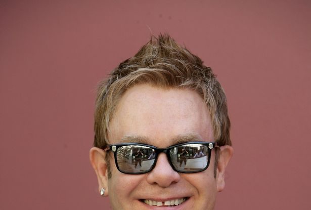 FOTO. Elton John are o sosie. Cei doi suferă de aceeași boală