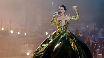 FOTO. Katy Perry a ales o rochie aurie pentru concertul de încoronare. Telespectatorii au numit-o una dintre cele mai bune ținute ale serii