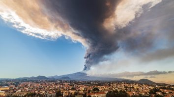 Erupția vulcanului Etna a generat o ploaie de cenușă în Catania