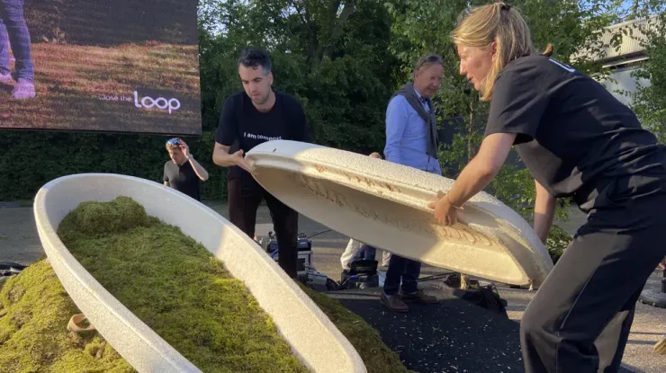 Un olandez „construiește” sicrie din ciuperci care se biodegradează: „Toți avem moduri diferite de a ne dori să fim îngropați”