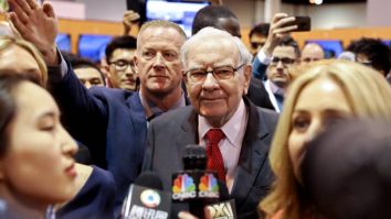 Warren Buffett critică modul în care au fost gestionate crizele bancare. Declarațiile unuia dintre cei mai bogați oameni din lume