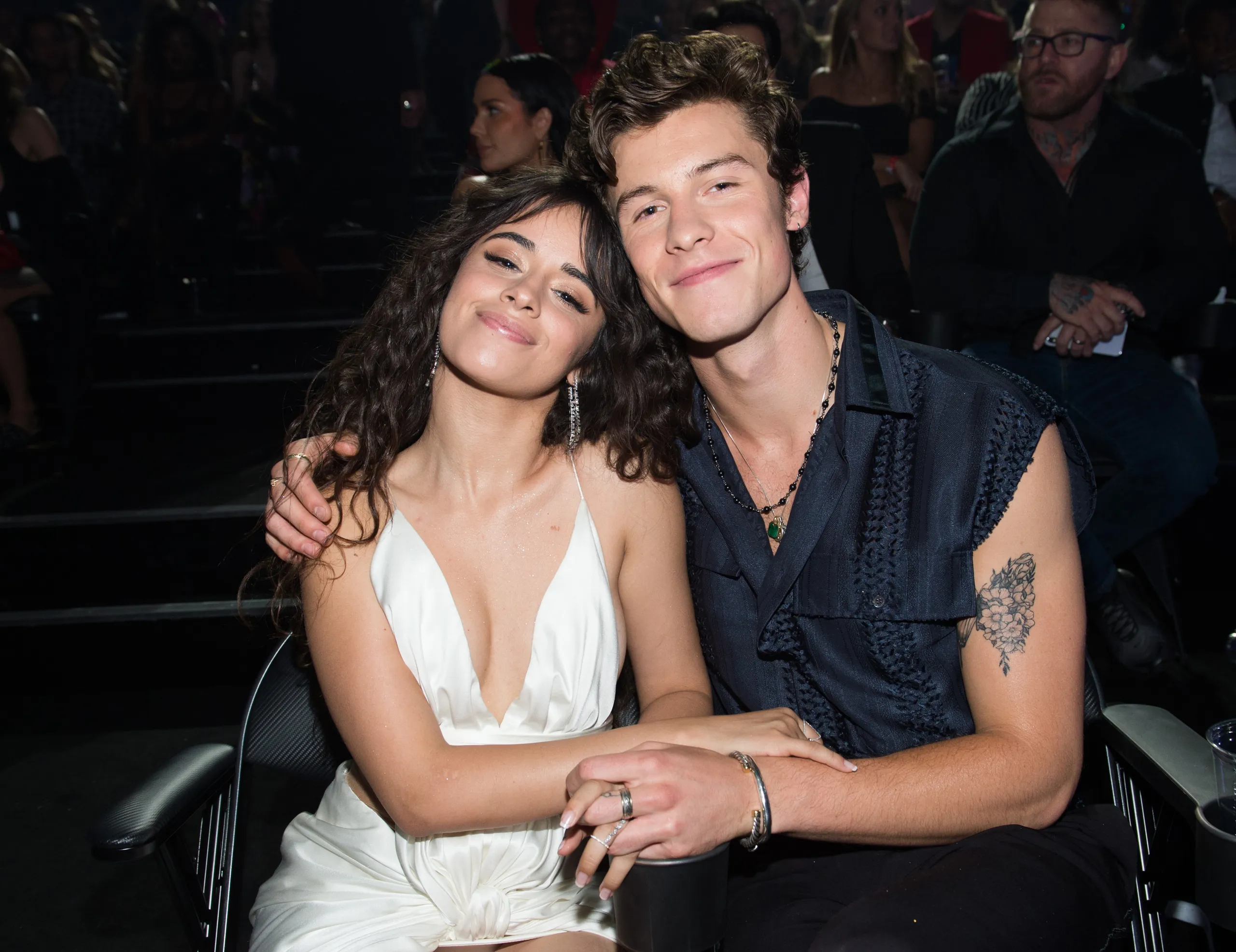 FOTO. Shawn Mendes și Camila Cabello s-au împăcat? Cei doi au fost surprinși, în timp ce se țineau de mână