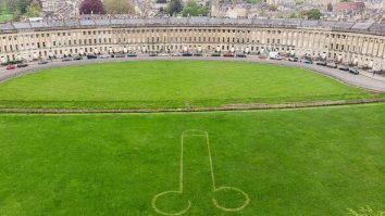 FOTO. Un „penis imens” a fost trasat pe terenul care va găzdui o petrecere în ziua încoronării Regelui Charles al III-lea