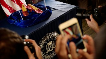 FOTO. FBI acuză un bărbat că a furat pantofii lui Dorothy din „Vrăjitorul din Oz”. În lume, există doar patru exemplare