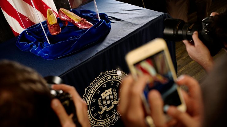 FOTO. FBI acuză un bărbat că a furat pantofii lui Dorothy din „Vrăjitorul din Oz”. În lume, există doar patru exemplare