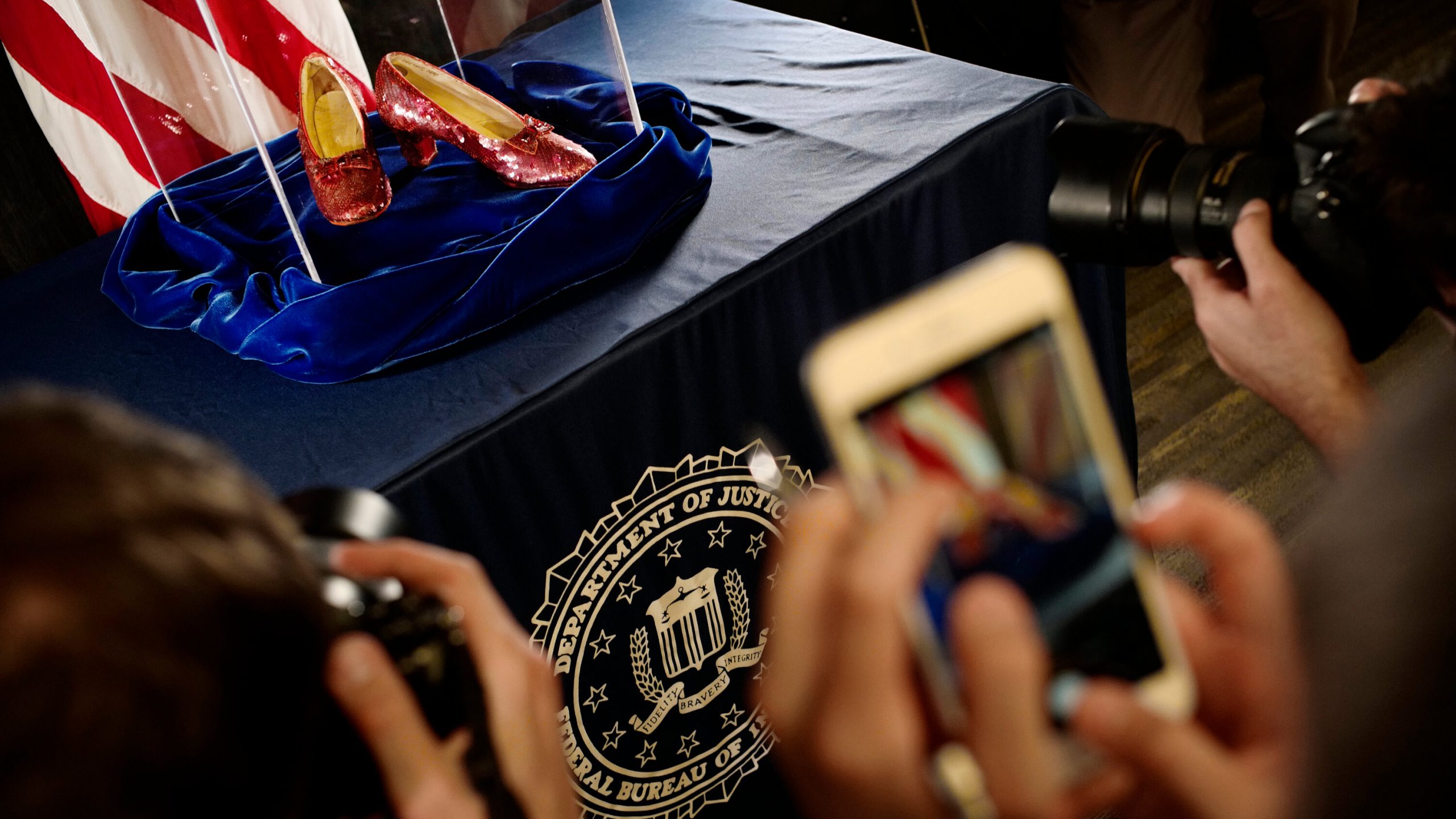 FOTO. FBI acuză un bărbat că a furat pantofii lui Dorothy din „Vrăjitorul din Oz”. În lume, există doar patru exemplare