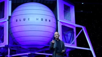 Jeff Bezos a semnat un contract cu NASA.  Astronauții vor putea fi trimiși din nou pe Lună, pentru misiunea Artemis