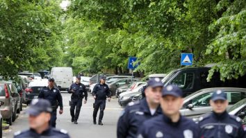 Opt persoane au fost ucise în al doilea schimb de focuri de armă în Serbia. Poliția îl caută pe atacator