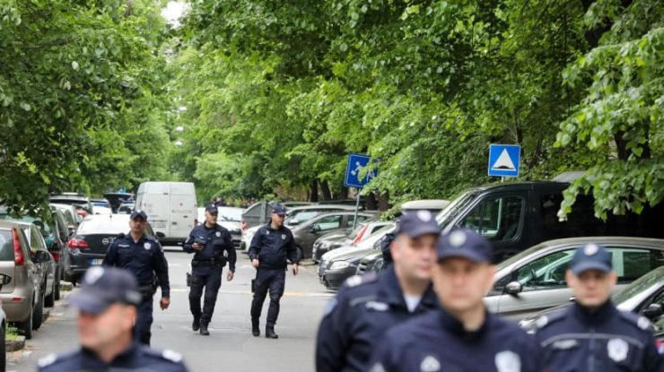 Opt persoane au fost ucise în al doilea schimb de focuri de armă în Serbia. Poliția îl caută pe atacator