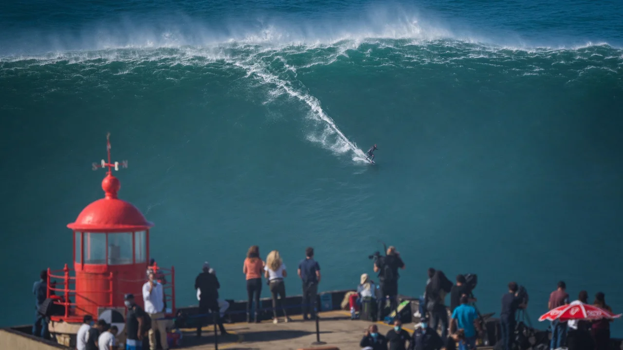 VIDEO. Un sportiv a doborât recordul mondial pentru cel mai mare val pe care s-a făcut surf vreodată. Ce tehnici folosește