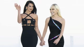FOTO. Dua Lipa lansează o nouă colecție pentru Versace. Cum arată ținutele