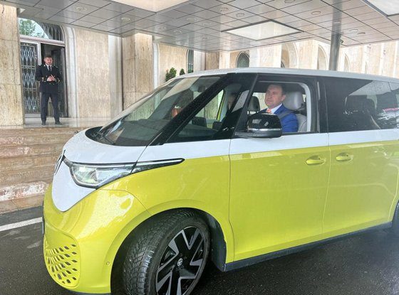 Miniştrii Mediului, Dezvoltării şi Finanţelor au făcut o călătorie cu un microbuz electric prin Bucureşti