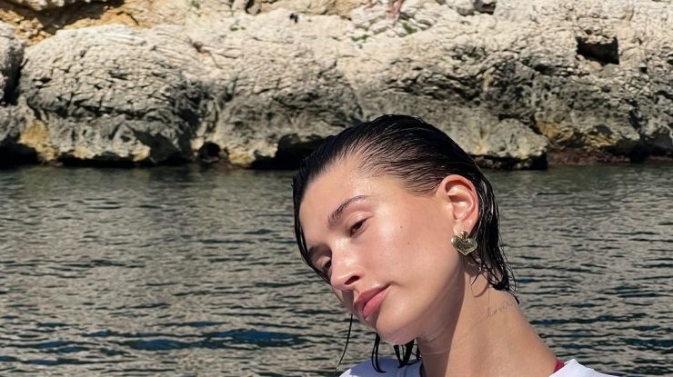 Hailey și Justin Bieber, imagini inedite de pe iaht. Modelul și-a arătat silueta într-un costum de baie roșu, în vacanța în Europa
