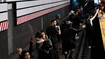 VIDEO. Stațiile de metrou din New York au fost cuprinse de furia oamenilor. Poliția a intervenit