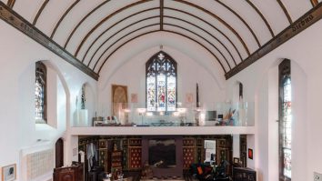 FOTO. O femeie a transformat o biserică din anii 1900 într-o casă cu 4 dormitoare pentru familia ei. Cum arată clădirea de 3,72 milioane de dolari