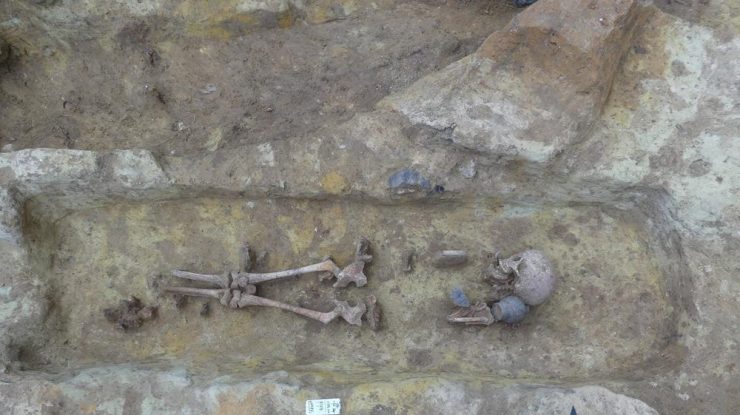 FOTO. Un cimitir vechi de 2.000 de ani, găsit lângă Notre Dame. Acesta conținea cadavre îngropate cu monede în gură și un schelet întreg de porc